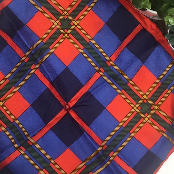 👛 Silky square Scarf in vibrant red & blue color - Picture 4 of 6